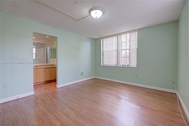 Building Photo - 10835 SW 112th Ave
