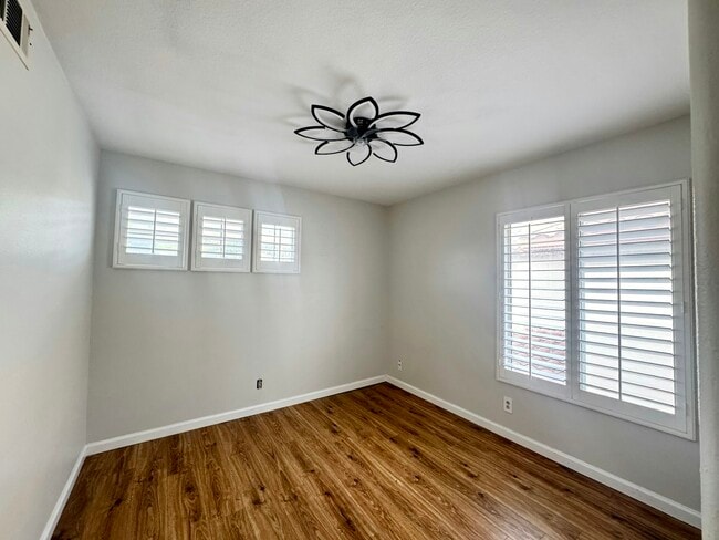 Building Photo - 4 Pastora