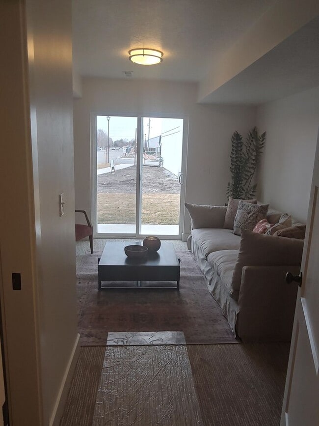 Building Photo - Townhome with Rooftop Balcony in Prime American Fork Location