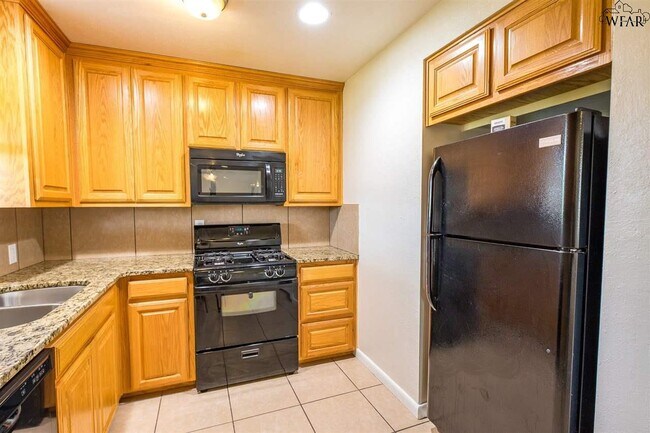 Building Photo - 4004 Hooper Dr