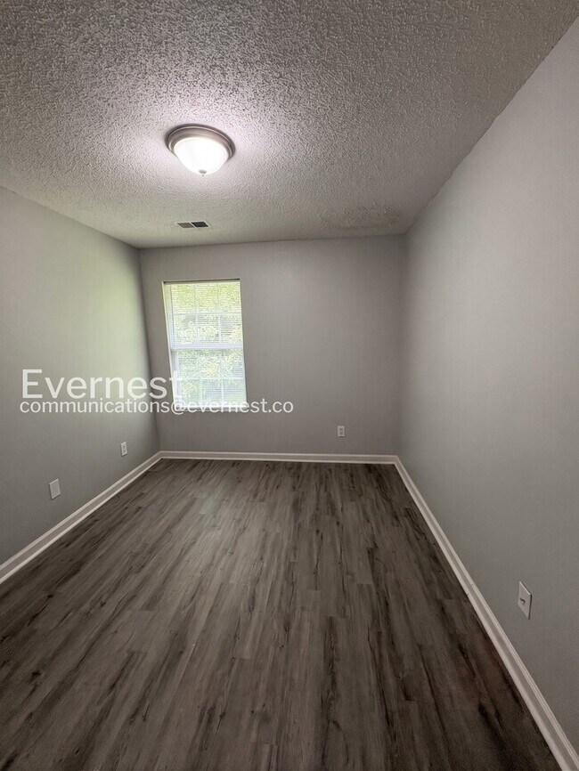 Building Photo - 3 Bed, 2 Bath Home with Garage / Pet-Friendly / Available Now!