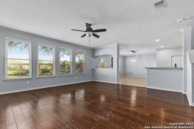 Building Photo - Move In Ready - Stunning 4 bd/2.5 Located ...