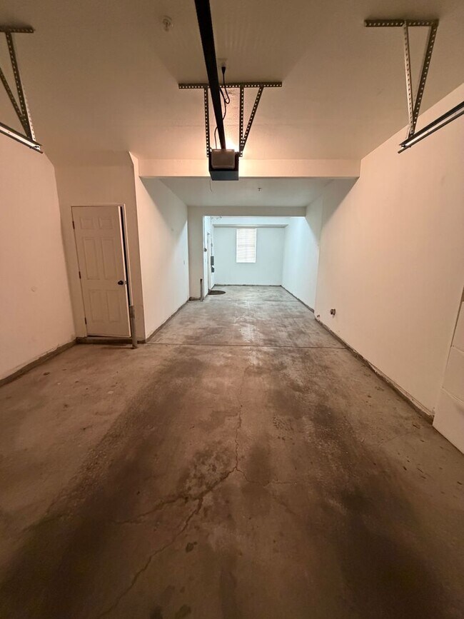 Building Photo - FOR LEASE – Beautiful 2 + 2.5 Townhome with A/C, Near Downtown Ventura & the Beach!