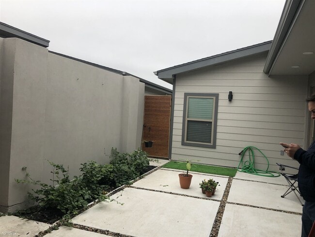 Building Photo - 2 br, 2.5 bath Duplex - 610 Camelot Drive 610