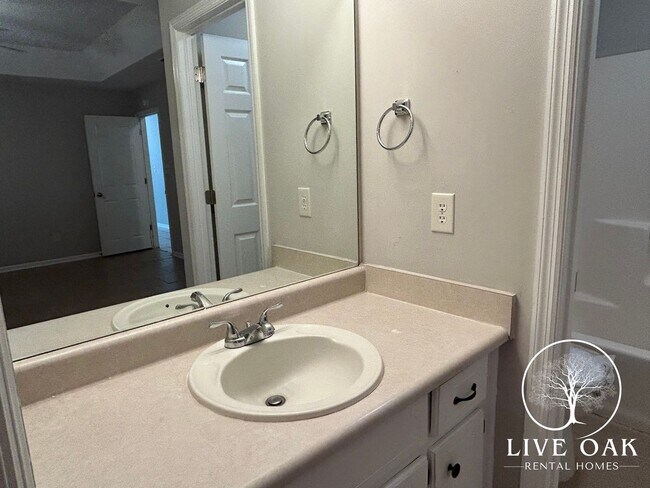 Building Photo - MOVE IN SPECIAL: $500 OFF 1ST MONTH'S RENT!**