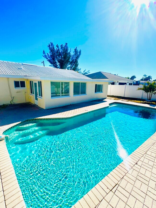 Building Photo - 455 81st Ave