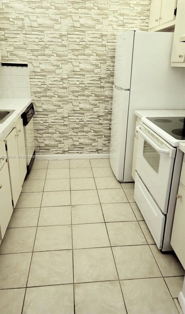 Building Photo - 13255 SW 7th Ct