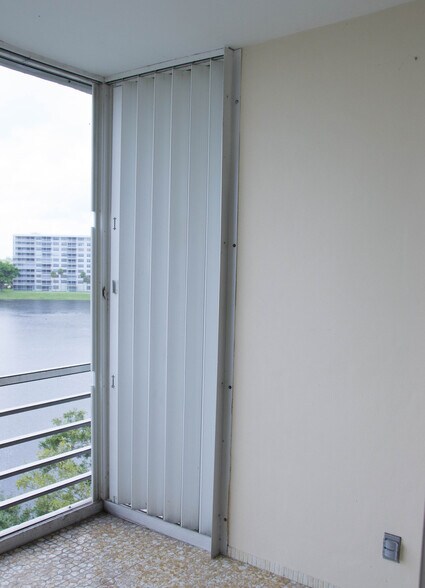 Building Photo - 2801 N Palm Aire Dr