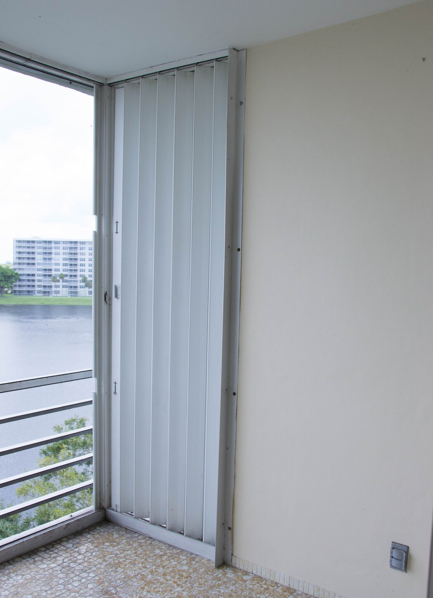 Building Photo - 2801 N Palm Aire Dr