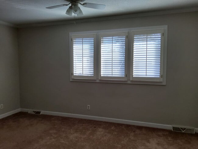 Building Photo - Forest Oaks on Country Club Road!