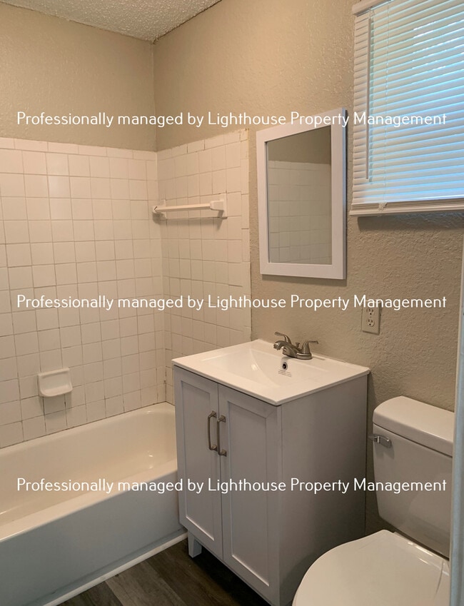 Building Photo - Just Renovated! 3/1.5 in Sherwood Forest!