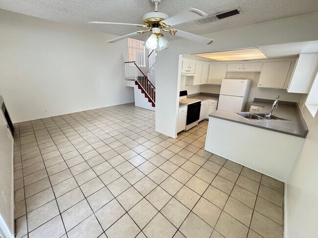 Building Photo - Cute 3Bed/2Bath, 2-Story Home located in t...