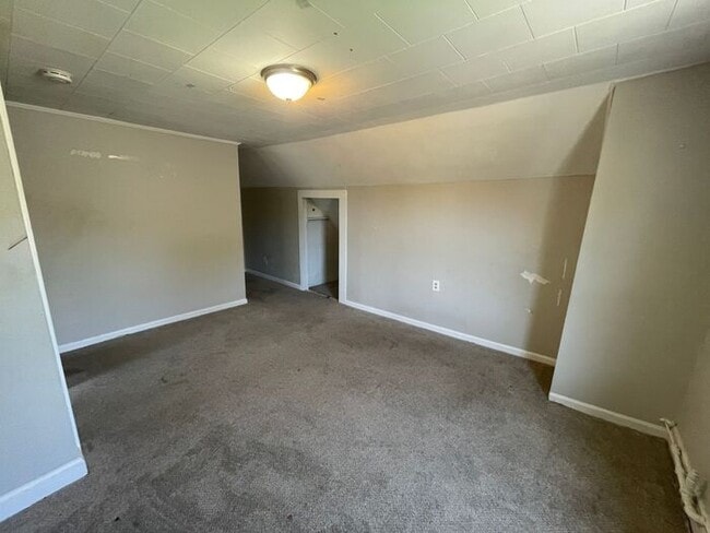Building Photo - 4 bedroom 2 bath house