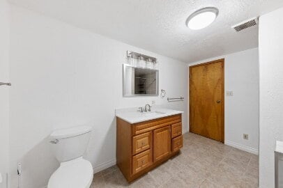 Building Photo - Spacious home with outbuilding