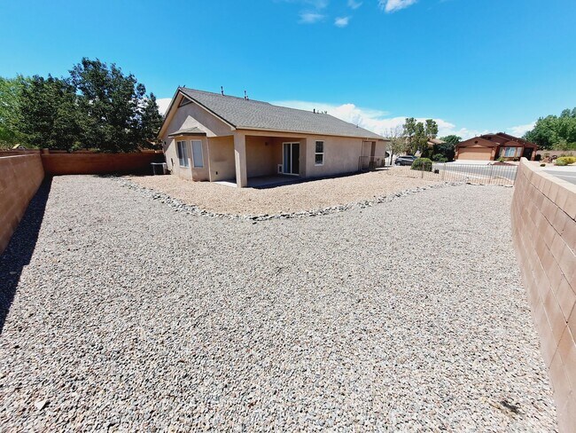 Building Photo - 3 bed 2 bath home in Huning Ranch!