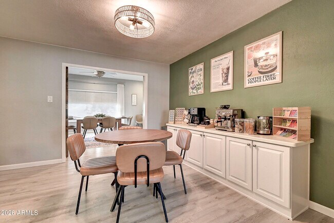 Building Photo - 1027 W 19th St