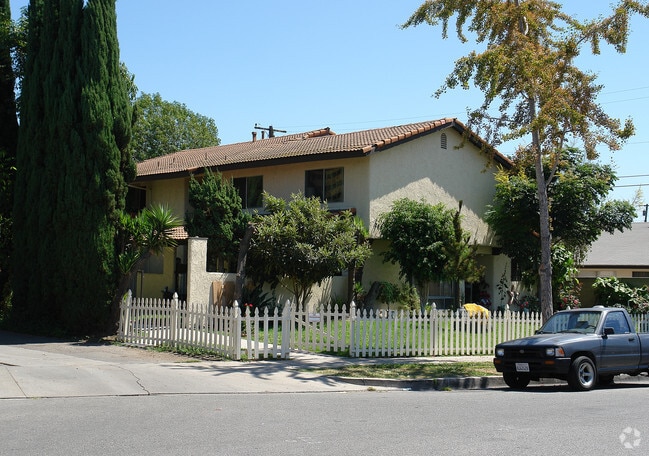 Primary Photo - 2009 N Highland St