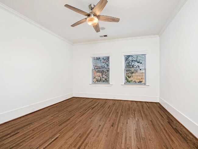 Building Photo - Beautifully built, renovated home boasts 5 BD, 5 BT, providing ample space for a growing family a...