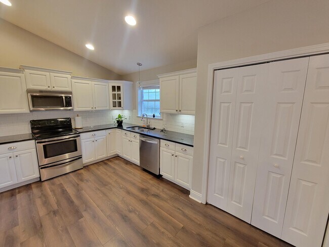 Building Photo - 2120 Casa De Oro St