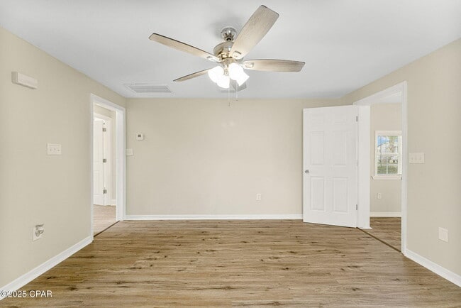 Building Photo - 1020 E 14th Ct