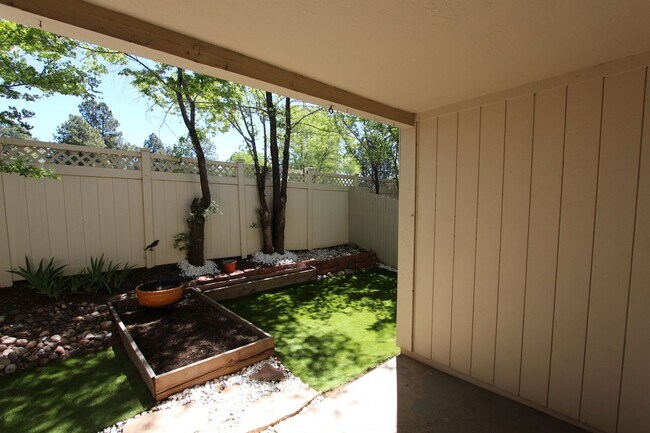 Building Photo - Ground-Level 2 Bedroom Condo in Pineview Village | Covered Parking + Storage