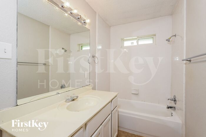 Building Photo - 1000 High Crest Dr