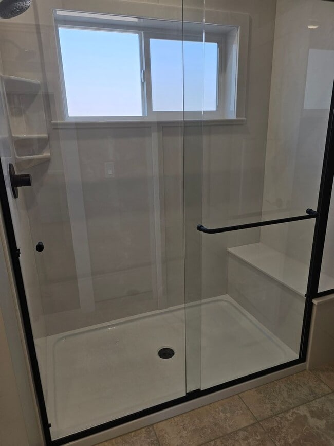 Building Photo - 3 bed 3 bath Brand-New Custom-Built home f...