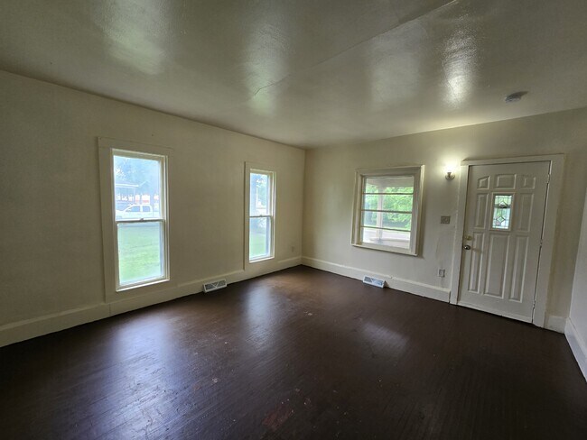 Building Photo - 820 Logan Ave