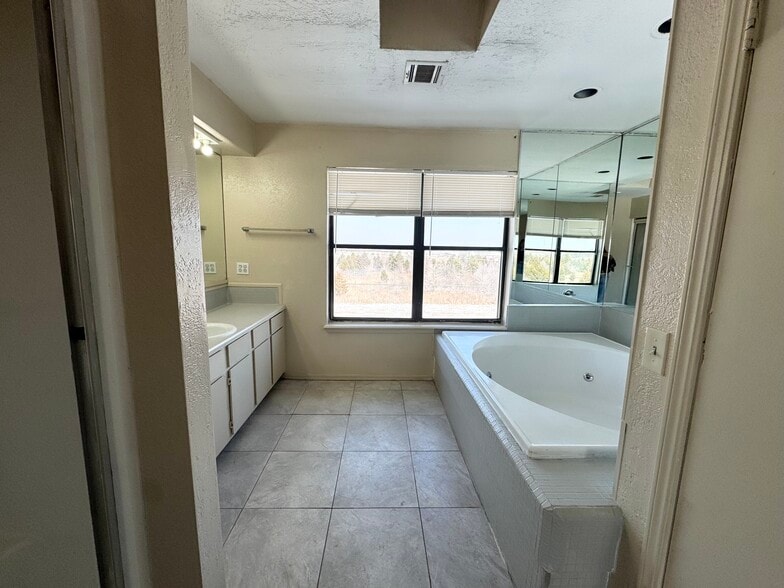 Building Photo - 401 NE 115th St