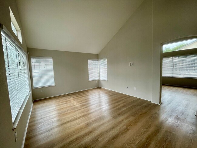 Building Photo - Beautiful 3 Bed 2.5 Bath Home with SOLAR i...