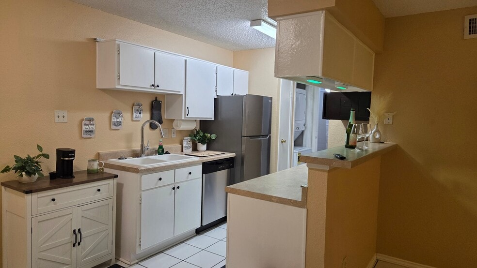 Building Photo - 2750 Holly Hall St