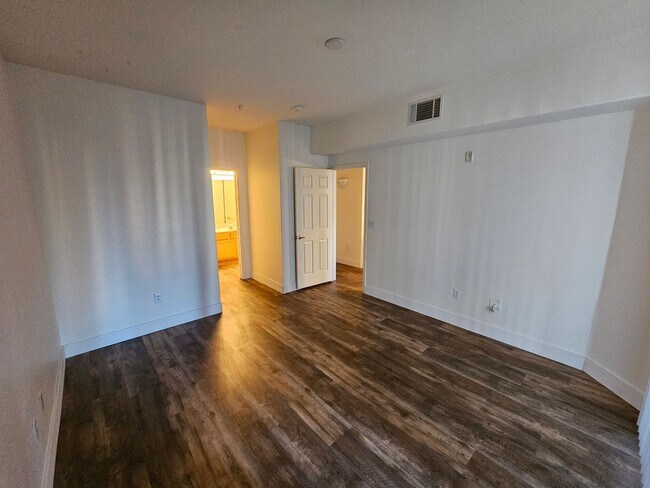Building Photo - *Guard Gated @ Vistana- 1 Bedroom Condo!