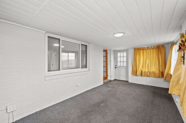 Building Photo - AVAILABLE AUGUST 1ST!! GORGEOUS 3 BEDROOM IN MUNHALL!
