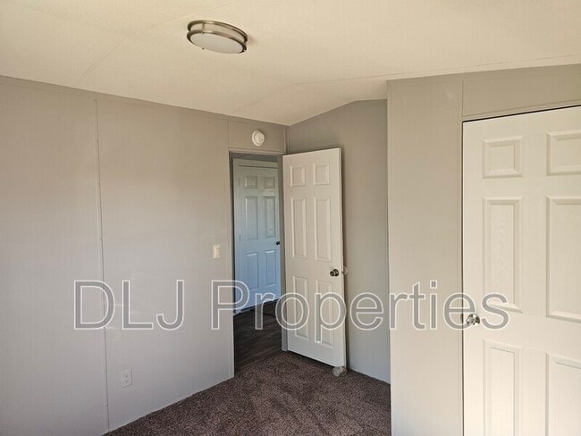 Building Photo - 924 Eslinger Ct