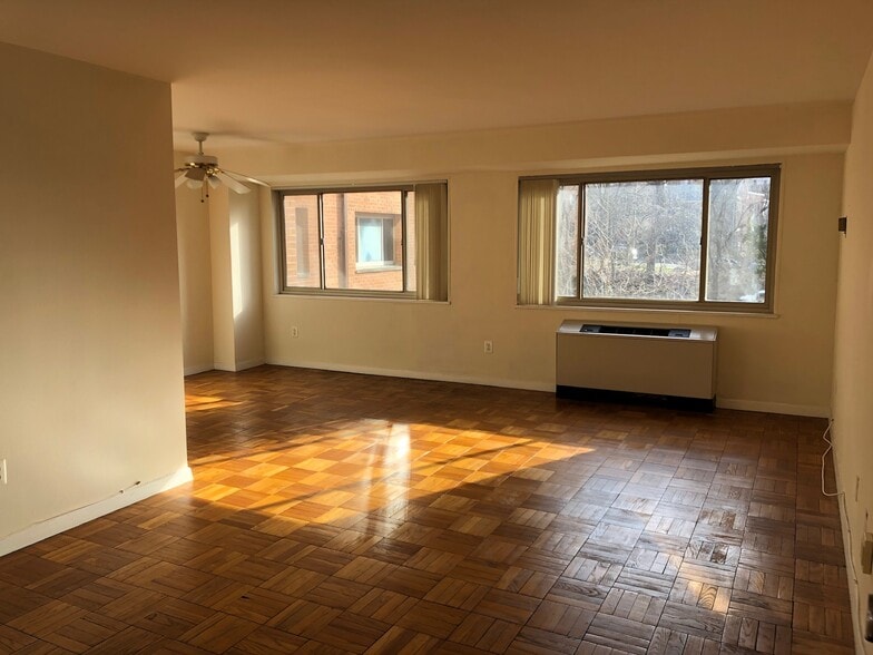 View of living/dining room - 3900 Tunlaw Rd NW