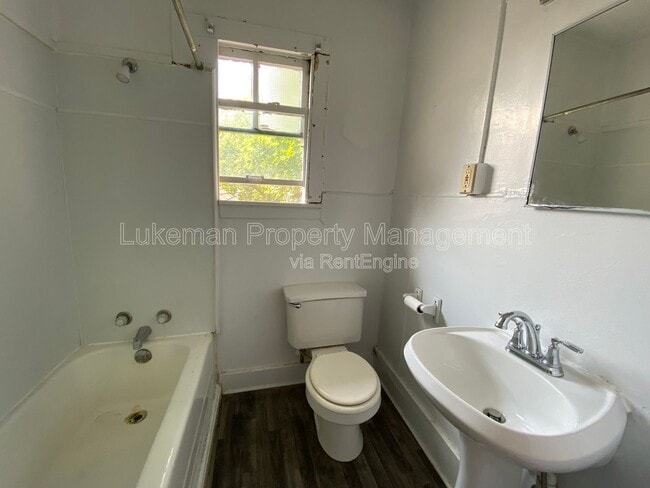 Building Photo - 827 W Cedar St