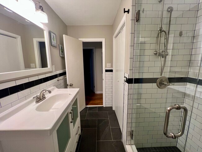 Building Photo - 2110 Croydon Dr