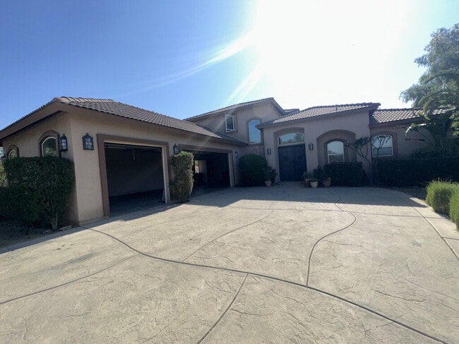 Building Photo - 19935 Lakeridge Dr