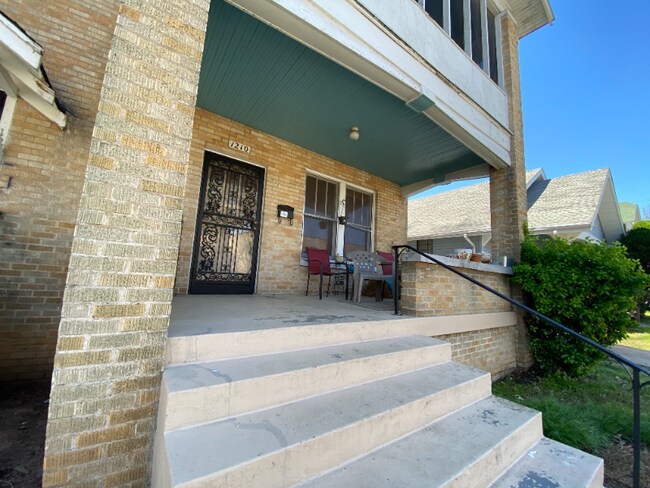 Primary Photo - 1210 S Schiller St