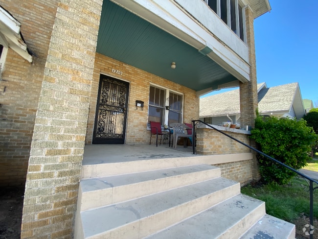 Building Photo - 1210 S Schiller St