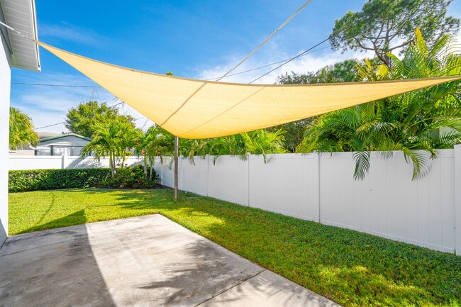 Building Photo - 4420 W Fair Oaks Ave