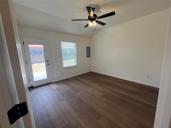 Building Photo - 302 Aaran Way