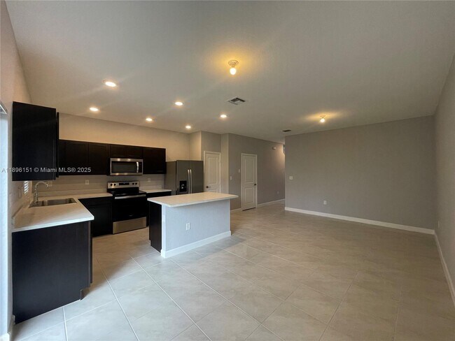 Building Photo - 1120 SW 7th Ct