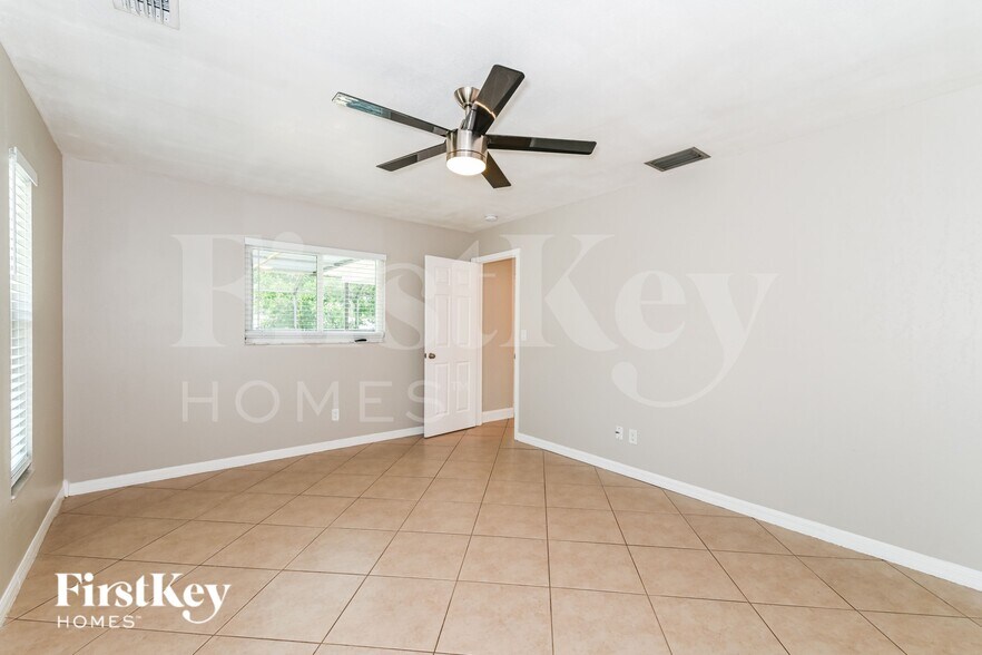 Building Photo - 528 SE 17th Ave