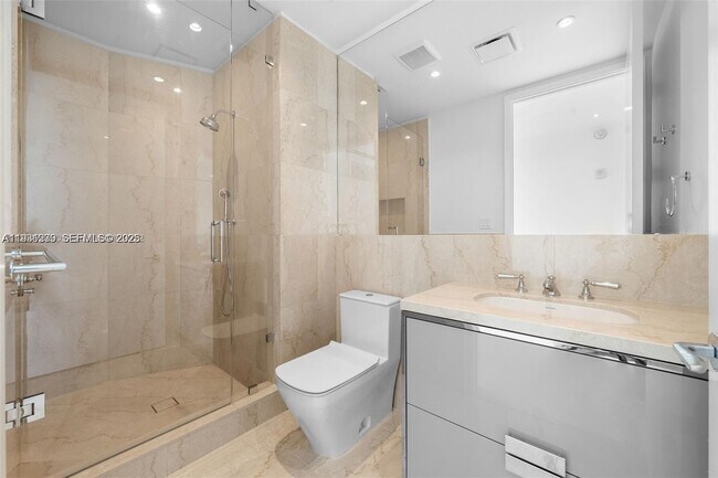 Building Photo - 15701 Collins Ave