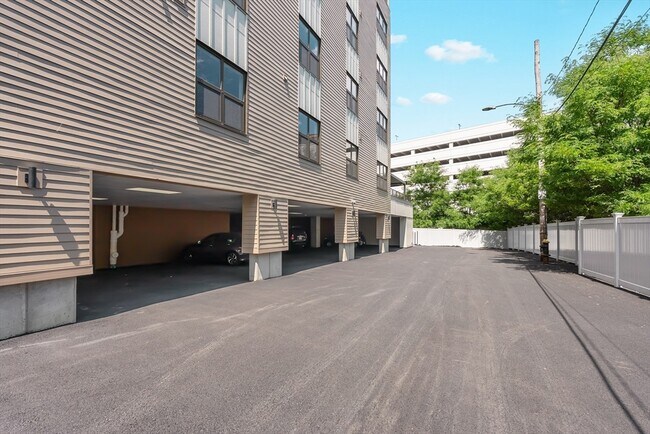 Building Photo - 75 Willow Ct