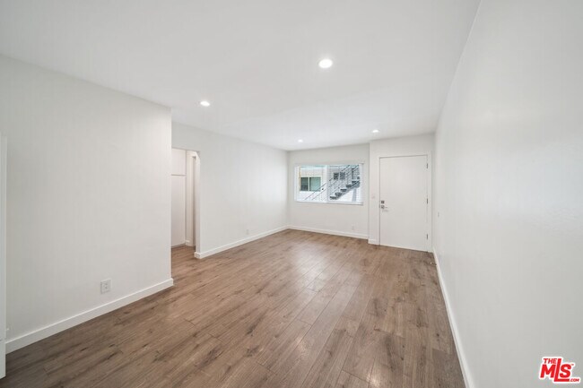 Building Photo - 252 S New Hampshire Ave