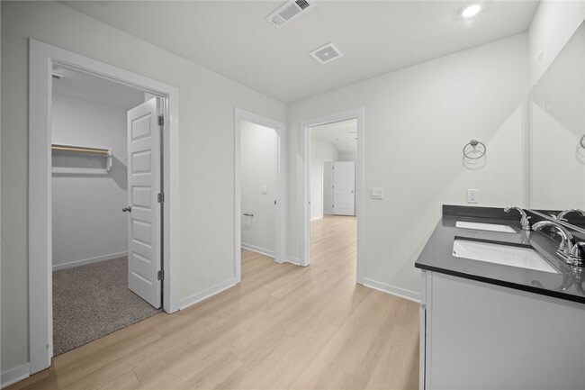 Building Photo - 3844 Pinecrest St