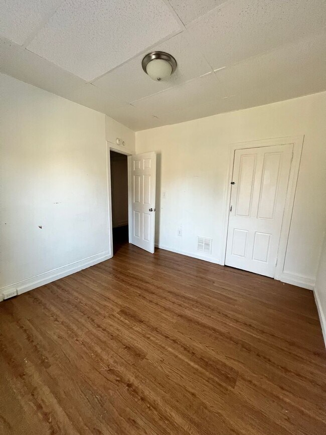 Building Photo - 3 Bedroom 1 Bath Home Available