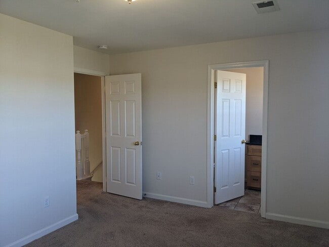 Building Photo - 3 Bedroom Townhouse For Rent in Charming Waynesboro, PA